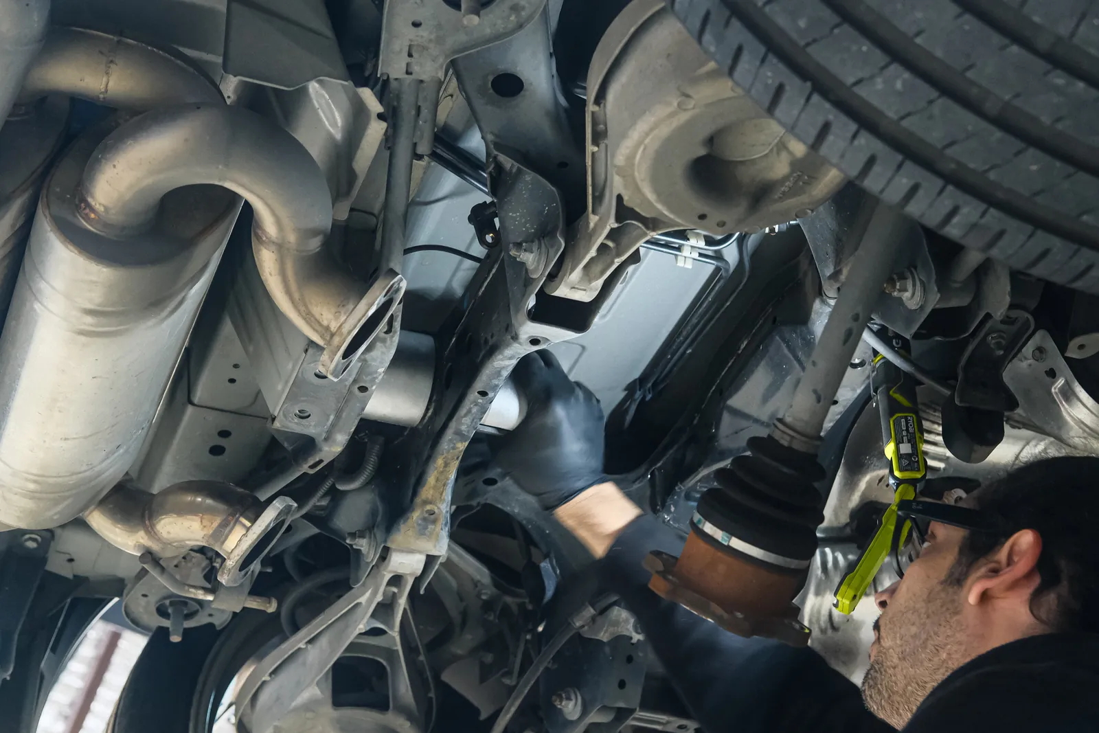 Technician fitting new rear diff bushes under a 370Z