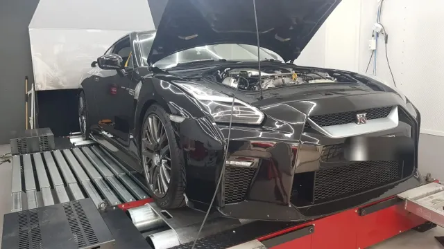 2007 Nissan GT-R R35 dyno tuned to 332 kW with EcuTek on 98