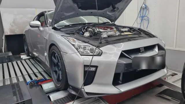 2017 Nissan GT-R R35 dyno tuned to 370.4 kW with EcuTek on 98